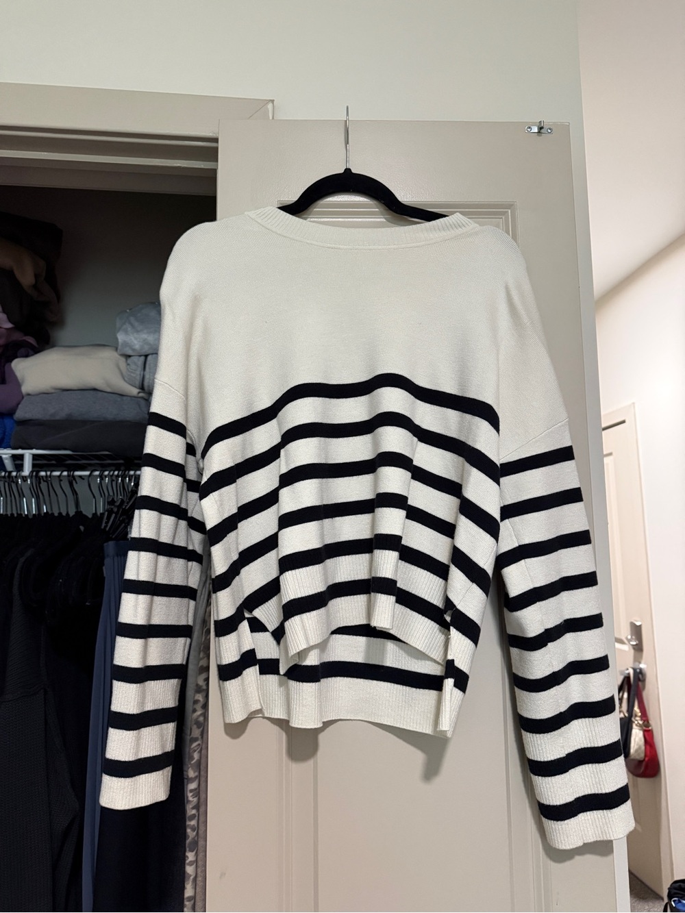 Abercrombie & Fitch White and Black Striped Crewneck Sweater